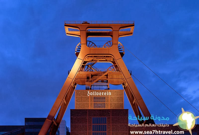 800px-Zeche_Zollverein_abends.jpg