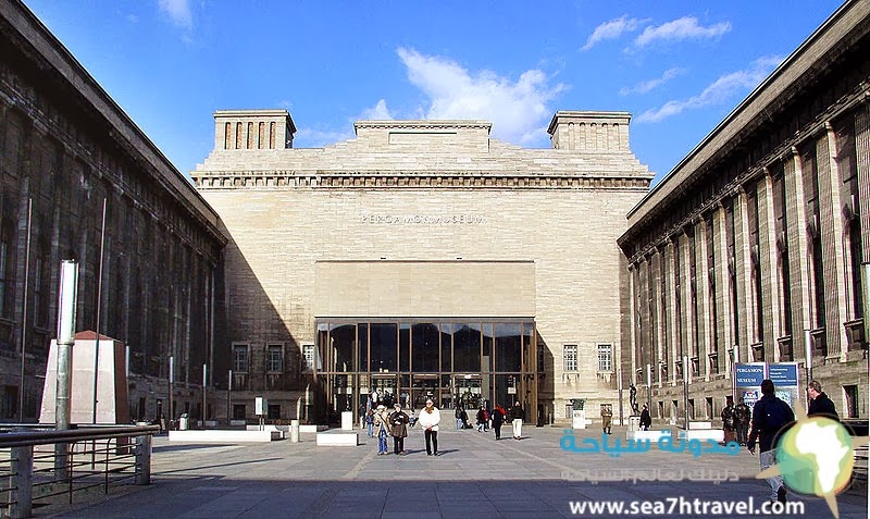 800px-Pergamonmuseum_Front.jpg