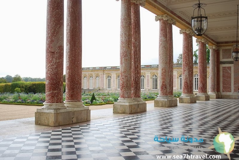 800px-The_Grand_Trianon_Castle_in_Summer.jpg