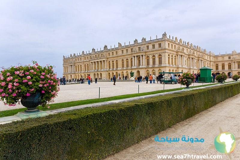 800px-Versailles-Chateau-VueJardins1.jpg