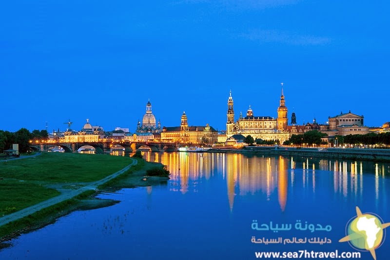 800px-Dresden-Altstadt_von_der_Marienbruecke-II.jpg