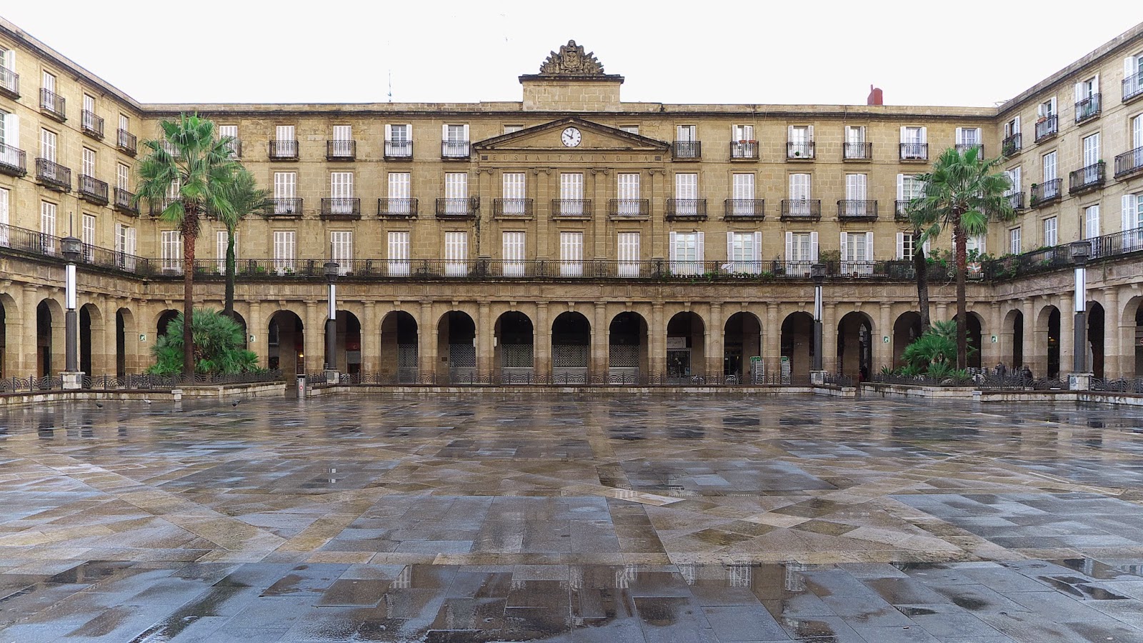 Euskaltzaindia._Plaza_Nueva_(Bilbao).jpg