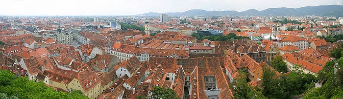 700px-Graz%2C_Austria_skyline_-_July_2004.jpg