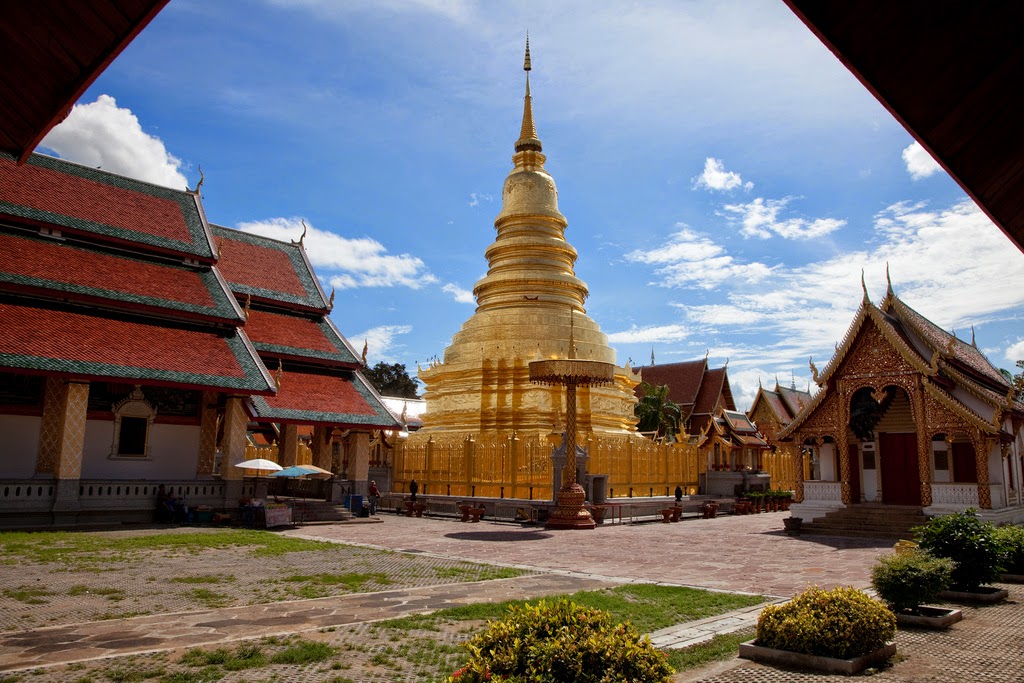 Wat-Phra-That-Haripunchi-Lamphun-photo-by-swifant.jpg