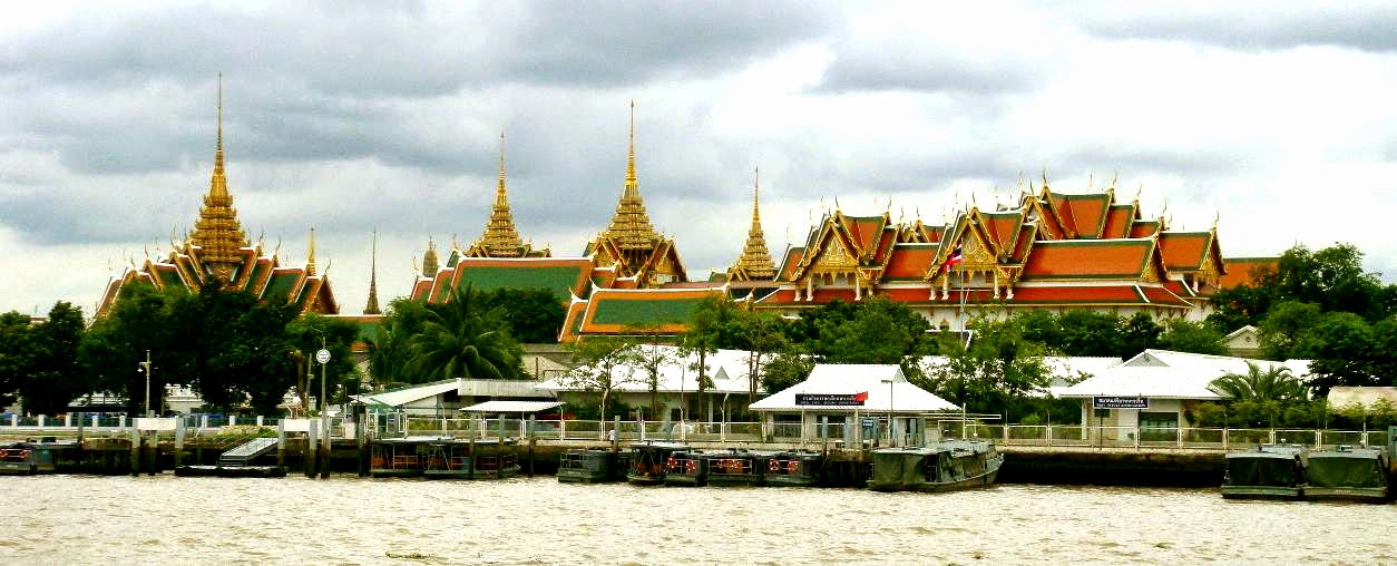 Bangkok_GrandPalace_from_River2.jpg