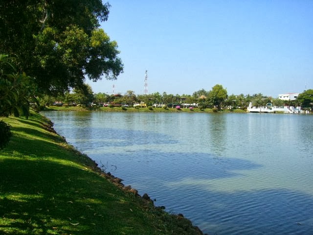 Nong_Han_near_Sakon_Nakhon%252C_Thailand.jpg