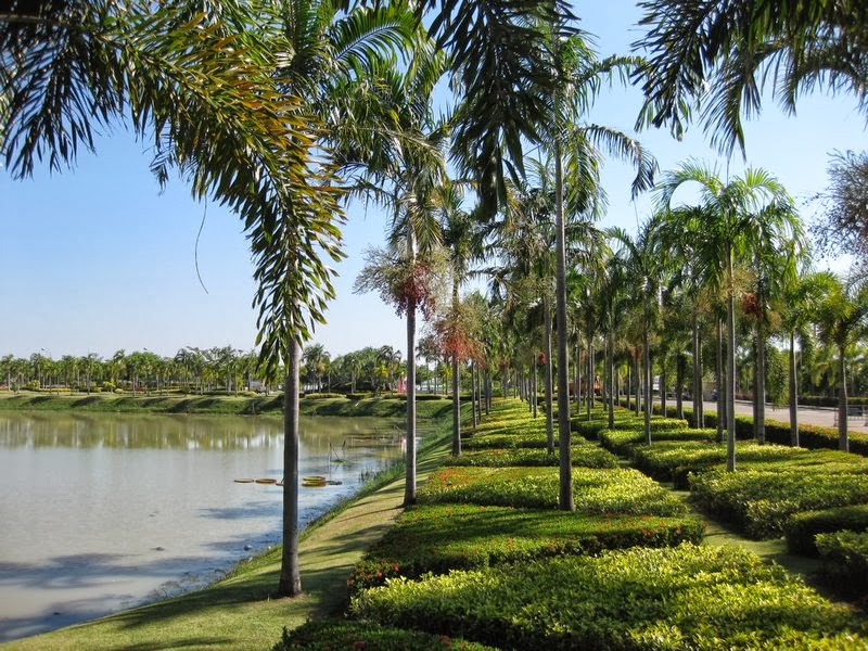 5858926-Sakon_Nakhon_-_Nong_Han_Lake-0.jpg