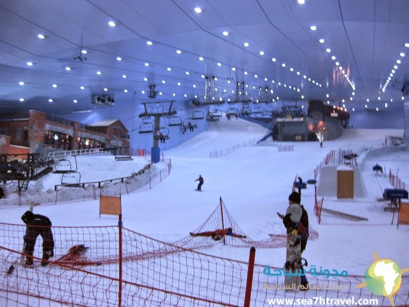 The_indoor_ski_slope_at_The_Mall_of_The_Emirates-0.jpg