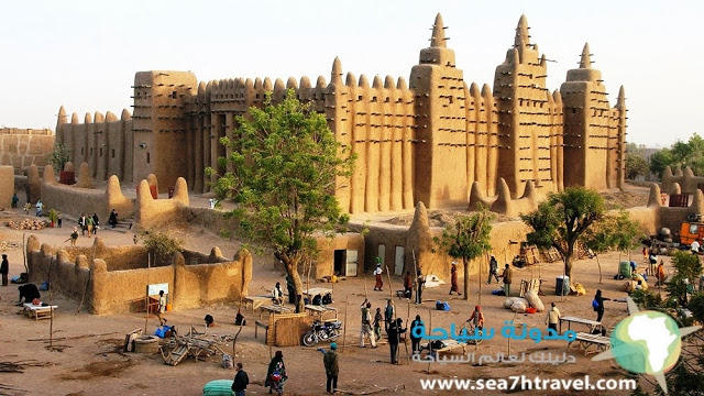 Great-Mosque-Djenne-Tourist.jpg