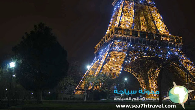 Eiffel-Tower-tourist-siteparis.jpg