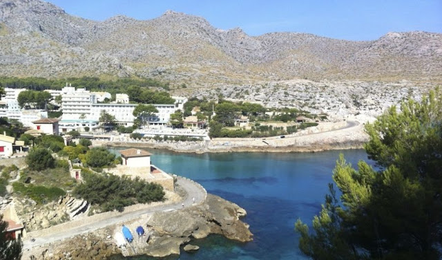 cala_st_vincenc_mountains.jpg