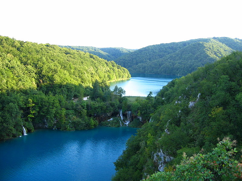 800px-Plitvice_Lakes%2C_Croatia%2C_Lower_Lakes.jpg