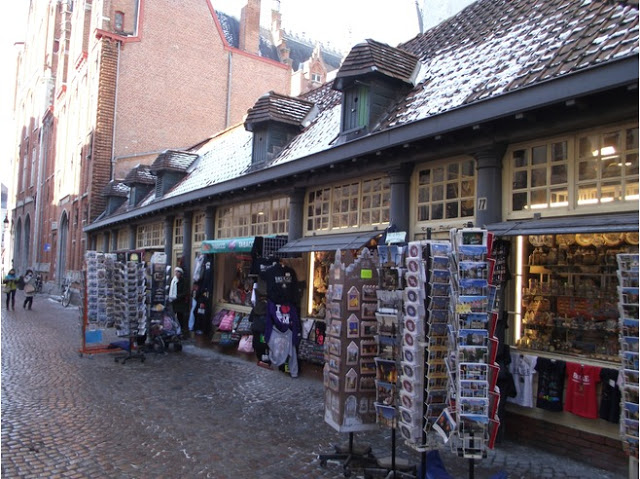 6085797-Tourist_shops_Brugge.jpg