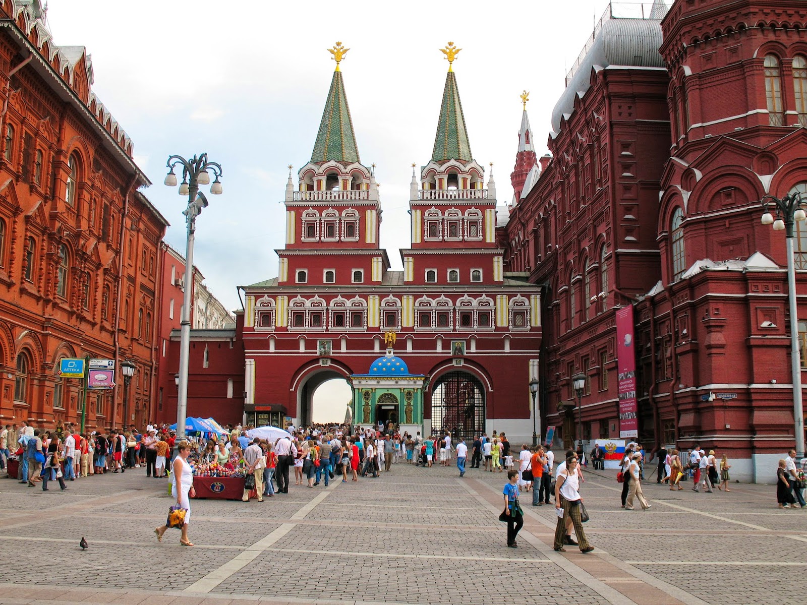 Moscow_-_Entrance_of_Red_Square.jpg