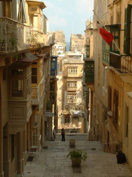 450px-Street_in_Valetta%2C_Malta.jpg