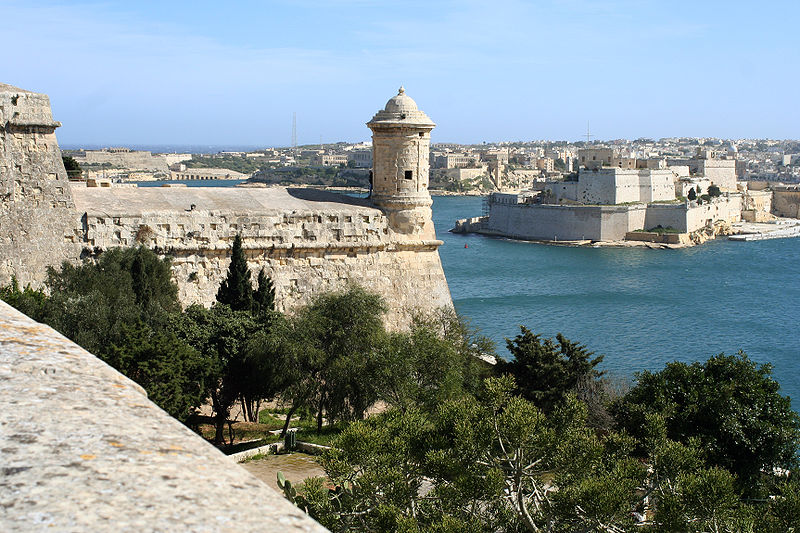 800px-Valletta-watchtower-242.jpg