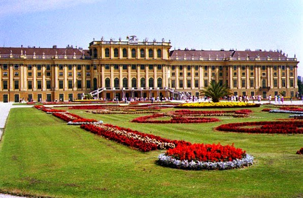 The-Schonbrunn-Palace_Schonbrunn-Palace-view_3058.jpg