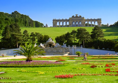 Sch%C3%B6nbrunn-Palace-Photo7.jpg