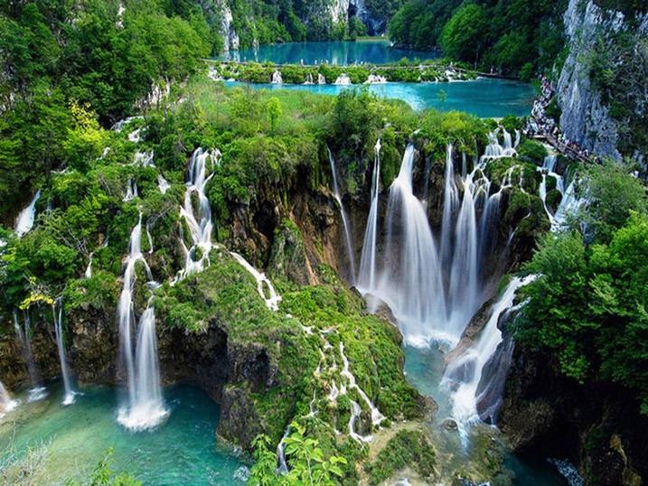 Plitvice-Lakes-National-Park-Croatia.jpg