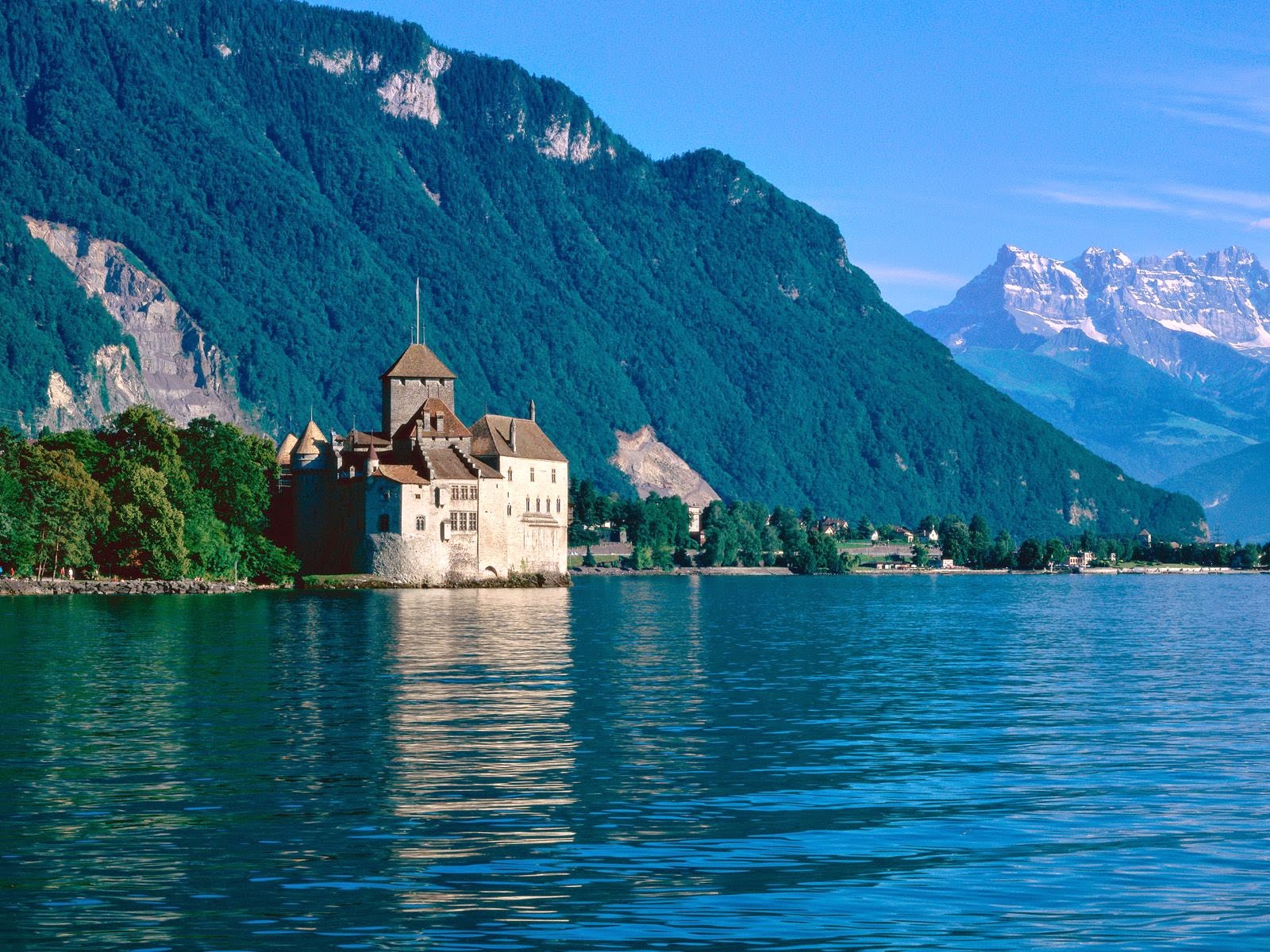 Chillon_Castle_Lake_Geneva_Switzerland.jpg