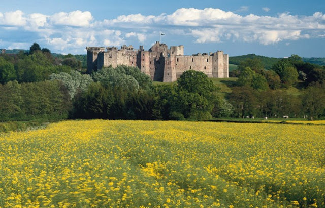 raglan_castle.jpg