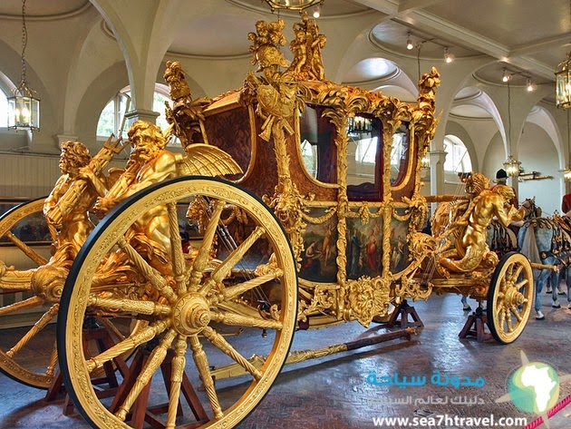 london-buckingham-palace-royal-mews.jpg