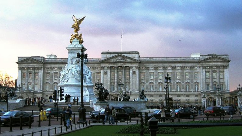 Buckingham_Palace%2C_London%2C_England%2C_24Jan04.jpg