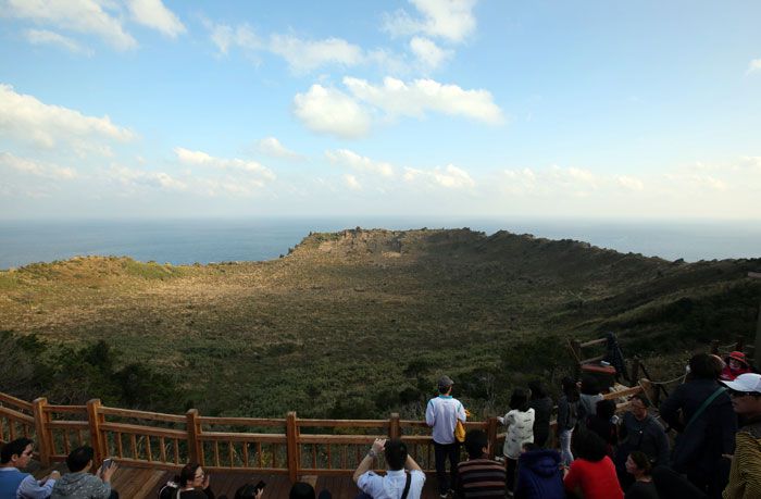 Seongsan-Ilchulbong-Jejus-sunrise-peak.jpg