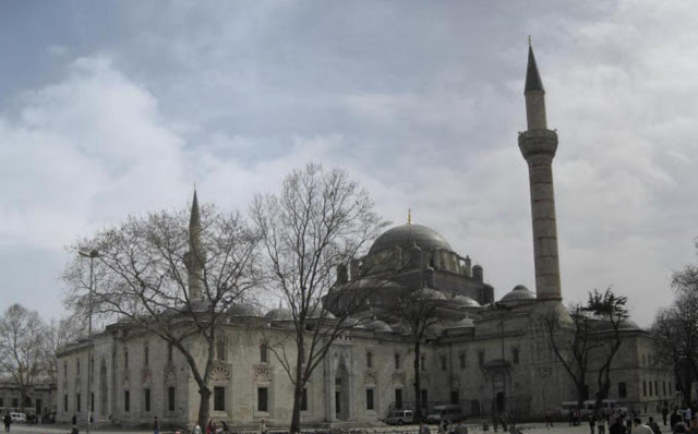 Beyazit_mosque_Istanbul_March_2008_pano.jpg