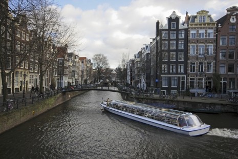 Cruiseboat_through_Amsterdam_canal_in_the_Netherlands_465x310.jpg