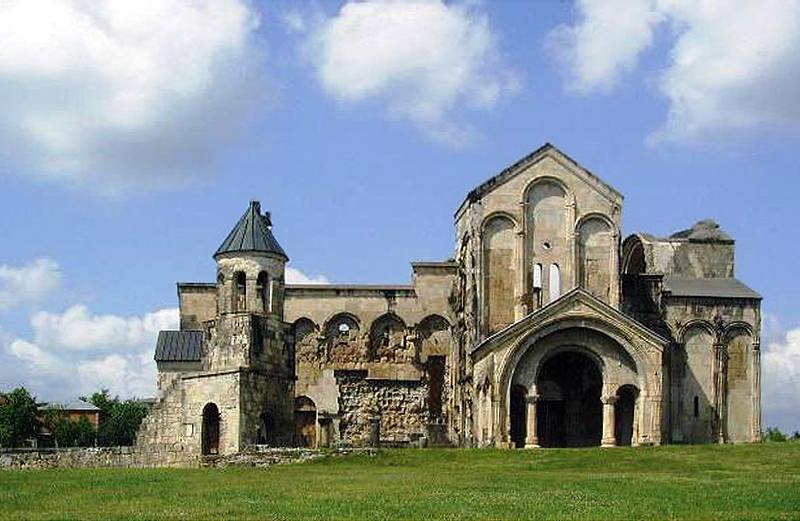 Bagrati_cathedral_Georgia.jpg