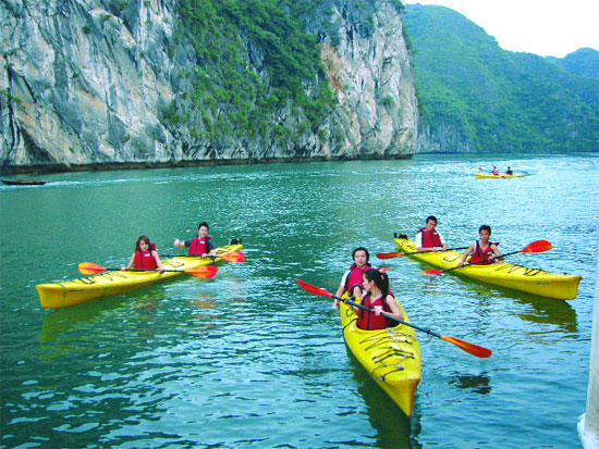 kayaking-halong2.jpg