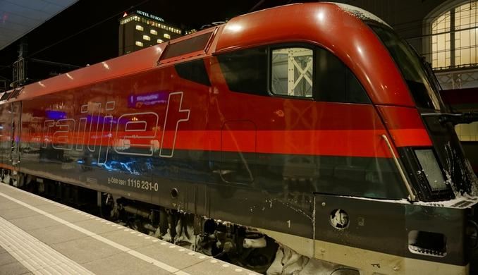 railjet_high-speed_train_at_train_station_salzburg_austria.jpg