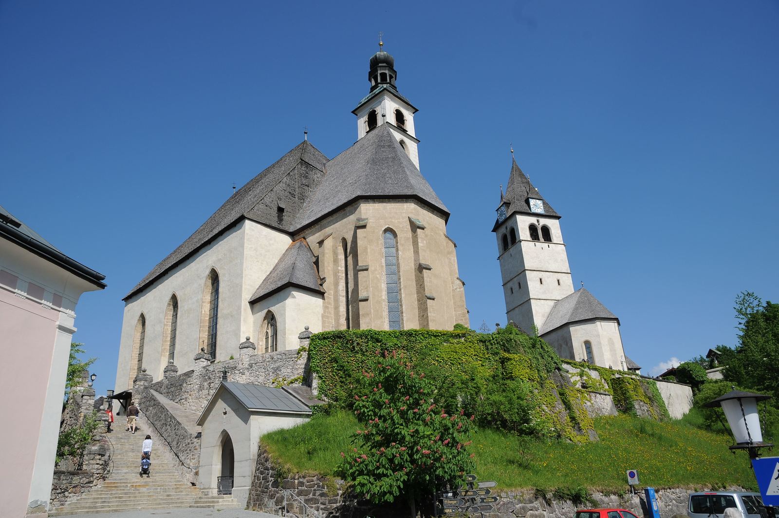 Pfarrkirche_Zum_Heiligen_Andreas_und_Liebfrauenkirche_in_Kitzb%C3%BChel_2.jpg