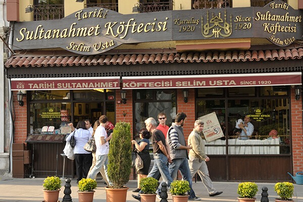 Restaurants-in-%C4%B0stikl%C3%A2l-street-istanbul2.jpg