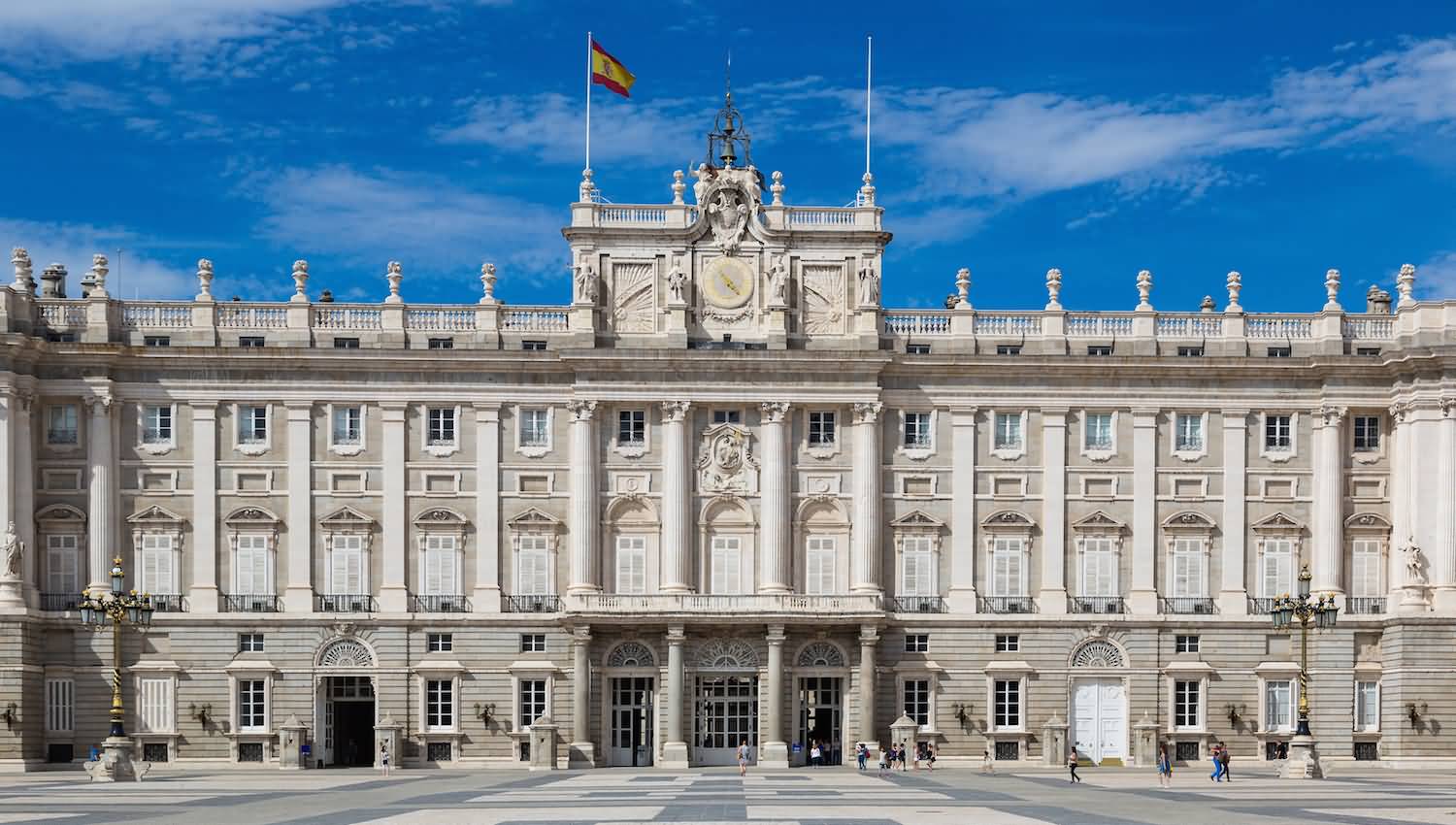 Royal-Palace-Of-Madrid-Courtyard-Picture.jpg