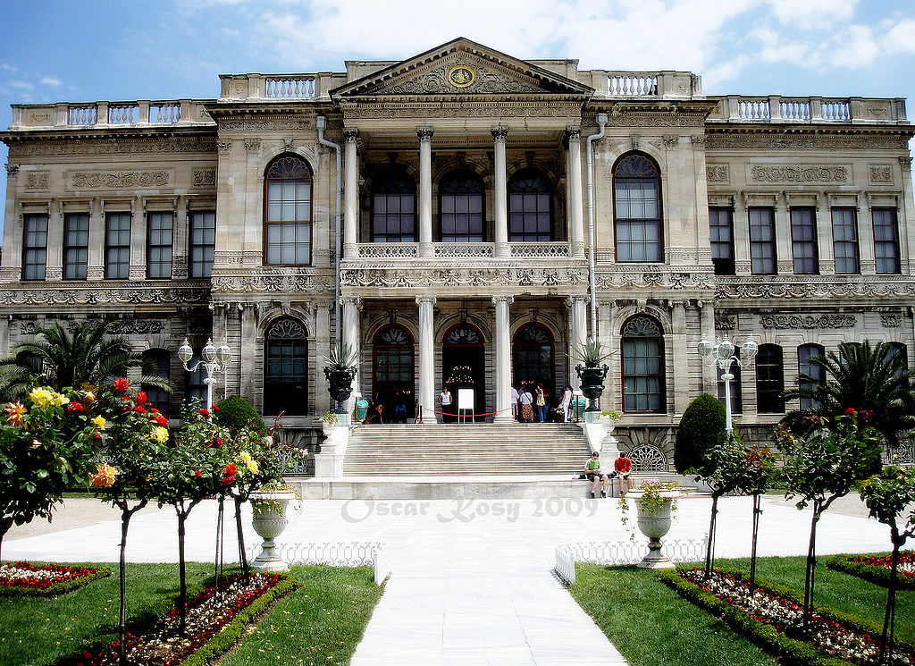 1024px-Dolmabahce,_Istanbul,_Turchia.jpg