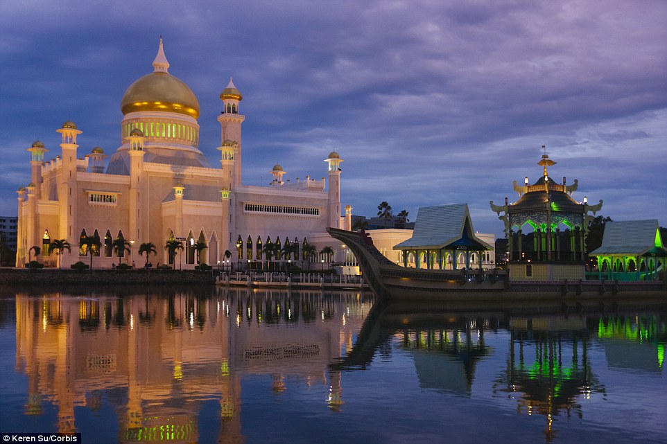 55233-Built_from_1954_to_1958_Masjid_Omar_Ali_Saifuddien_in_Brunei_is_-a-52_1443712607925_327777.jpg