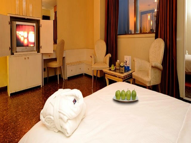 1554928327_871_LuthanHotelAndSpa-Room2.jpg