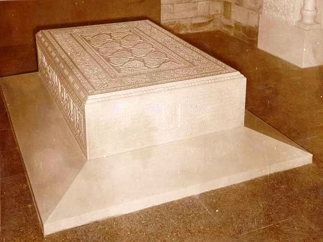 Mausoleum-of-Aga-Khan-Marble.jpg