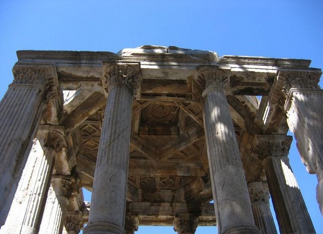 Temple-of-Olympian-Zeus-Athens1.jpg