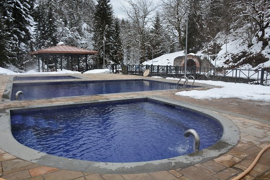 swimming-pool-at-Borjomi-central-park.jpg