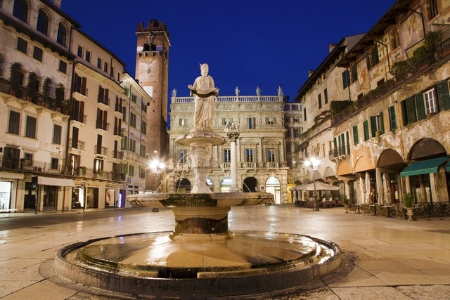 fountain-and-madonna-verona-statue.jpg