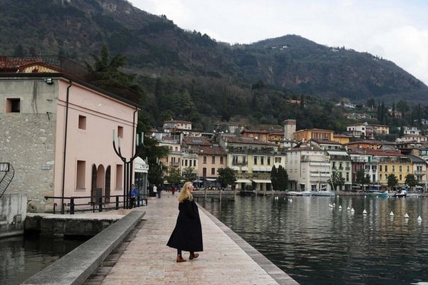 strolling-at-Garda-lake.jpg