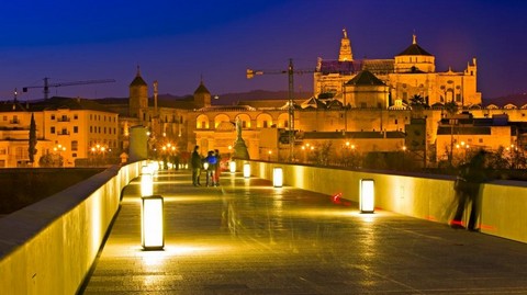 The-roman-bridge-of-Cordoba-at-night.jpg