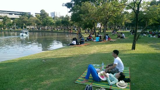 Chatuchak-Park-picnics.jpg