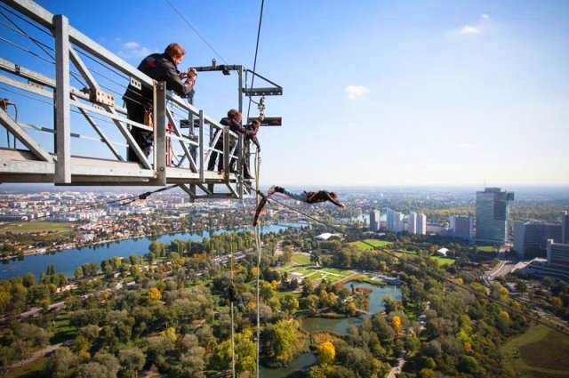 Donauturm-Tower-BungeeJumping.jpg