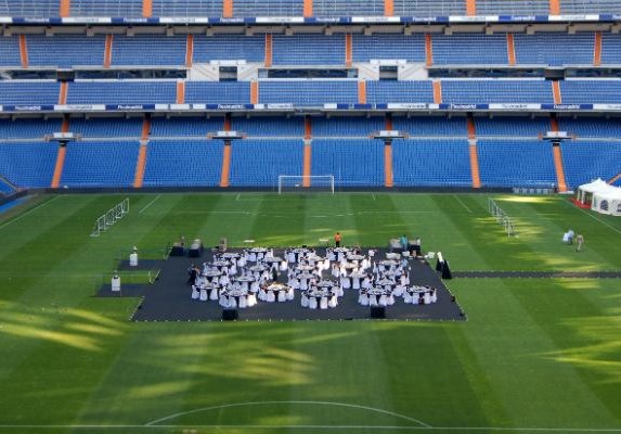 Santiago-Bernab%C3%A9u-Stadium-Grounds.jpg