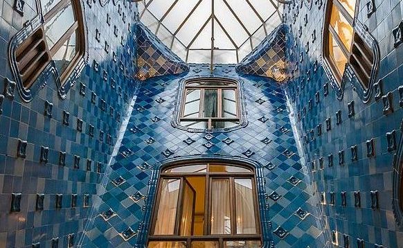 Casa-Batll%C3%B3-Building-CentralHall.jpg