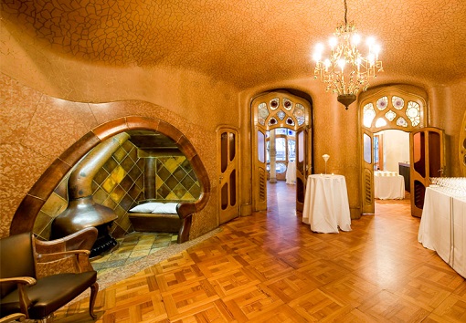 Casa-Batll%C3%B3-Building-NobleHall.jpg